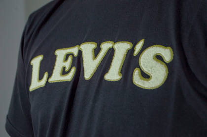 REMERA LEVIS APLIQUE