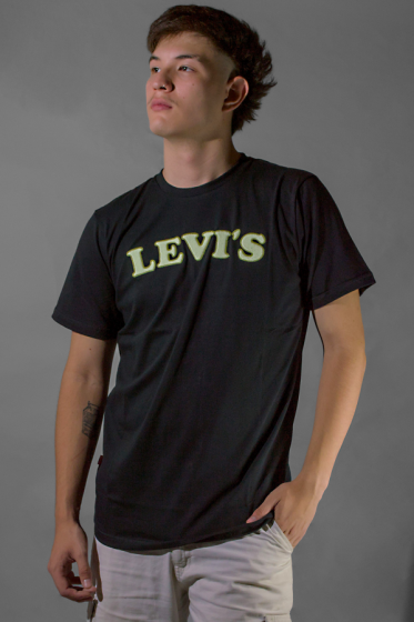 REMERA LEVIS APLIQUE