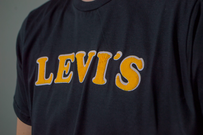 REMERA LEVIS APLIQUE
