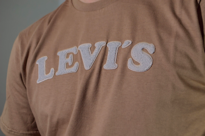 REMERA LEVIS APLIQUE