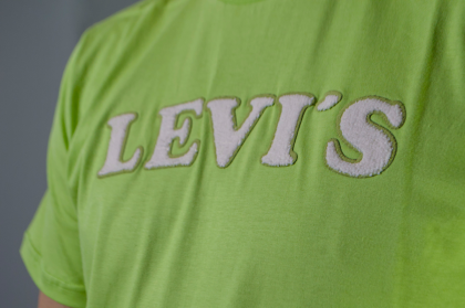 REMERA LEVIS APLIQUE