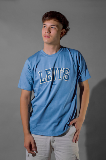 REMERA LEVIS UNIVERSITARIA