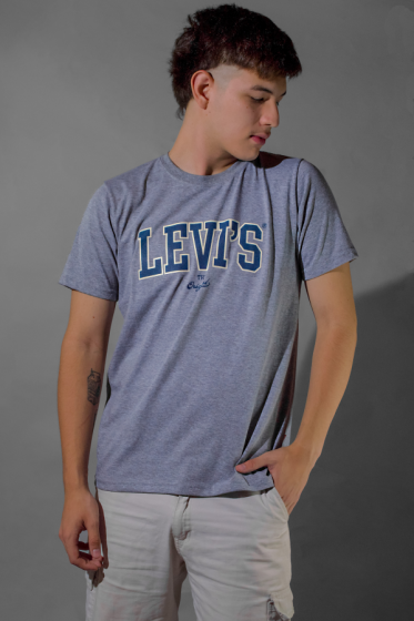 REMERA LEVIS UNIVERSITARIA