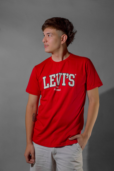 REMERA LEVIS UNIVERSITARIA